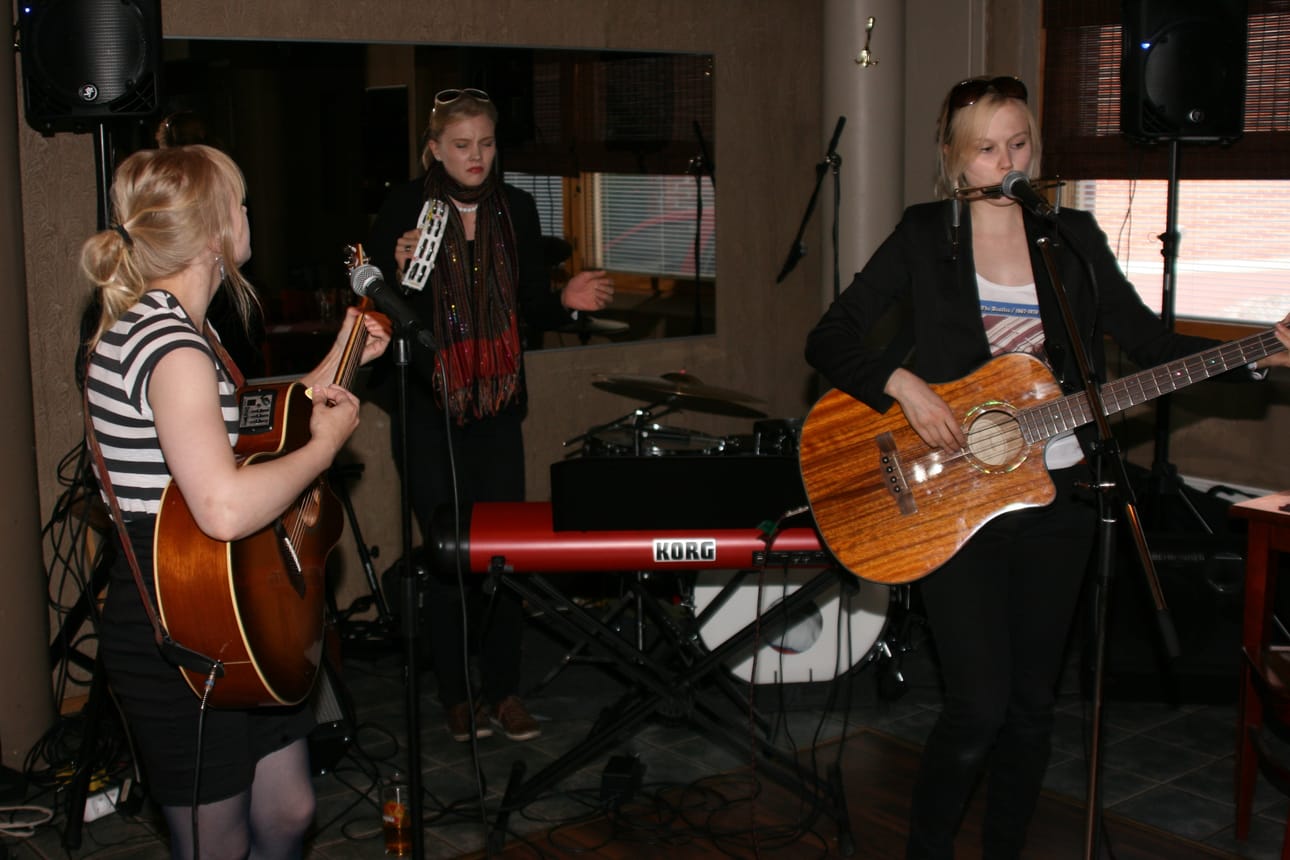 Kaneli, eli Vilhelmiina (vas.), Valpuri ja Valvikki Karjalainen, oli Oulunsalon muusaklubilla raikas tuulahdus puhdasta melodiaa ja mahtailemattomuutta.