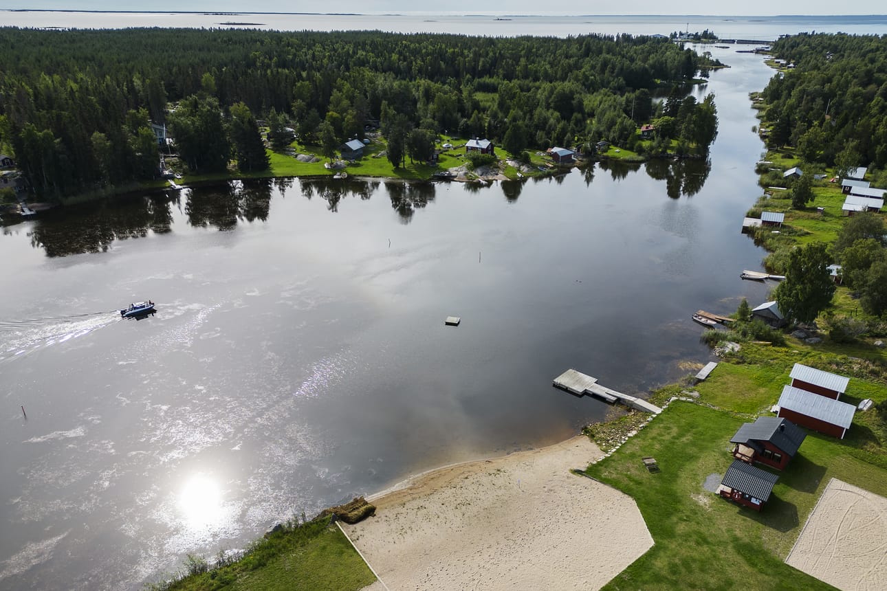 Sommarösundin uimaranta sijaitsee suojaisessa paikassa. Siellä, kuten muillakin rannoilla, vesinäyte otetaan noin 30 cm syvyydestä ja kohdasta, missä on vettä vähintään metri ja mahdollisimman moni uimari voisi altistua. Laivaväylä siintää taustalla.