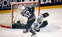 Yhdysvaltojen Alex Galchenyuk ratkaisi aikuisten MM-kisojen pronssiottelun vuonna 2013 nostamalla voittomaalikilpailussa kiekon Antti Raannan suojusten yli maaliin.