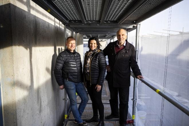 Vaasan Rakennuskorjaus Oy on perheyritys. Toimitusjohtaja Tom Rabb, toimitotyöntekijä Madeléne Rabb ja hallituksen puheenjohtaja Fredrik Ekholm. KUVA: JARNO PELLINEN