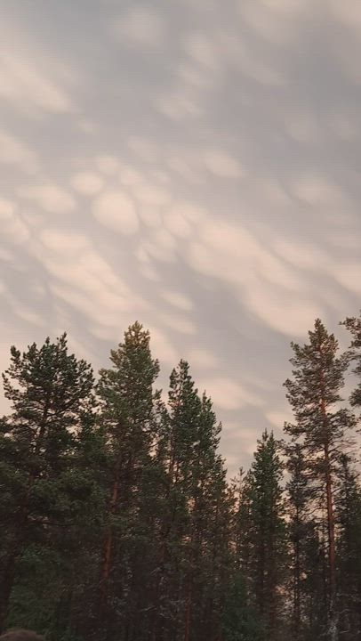 Kakslauttasessa 27.7. ukkosmyrskyn jälkeen erikoinen pilvimuodostelma.