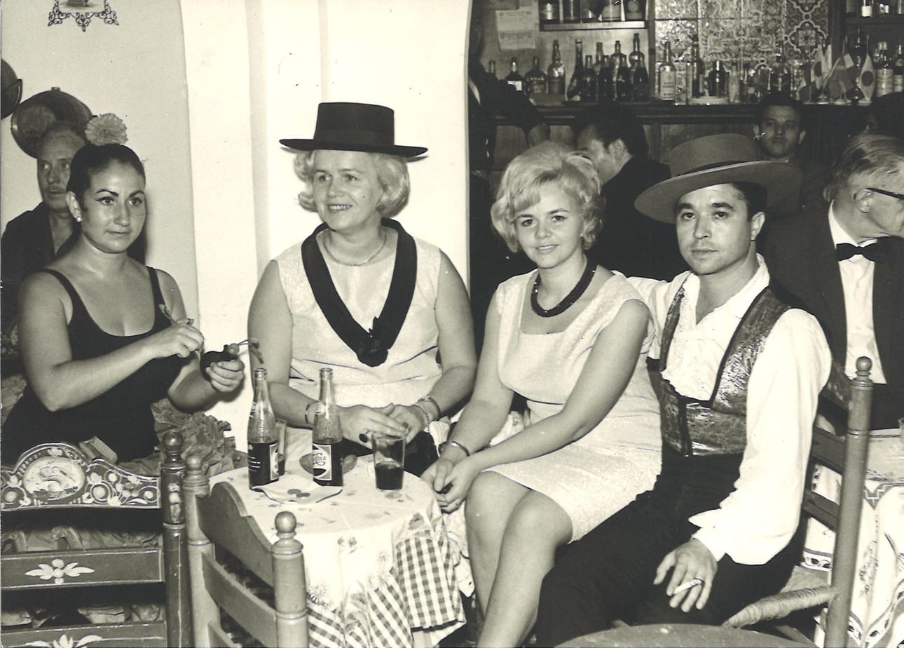 Kampaamoyrittäjä Kirsti Virho (2. vas.) ja vaatekauppayrittäjä Airi Marjamaa (2. oik.) lomailivat yhdessä Espanjassa. Ystävysten juhlan aiheena oli muotitalo Femilan avaaminen Oulun keskustassa.