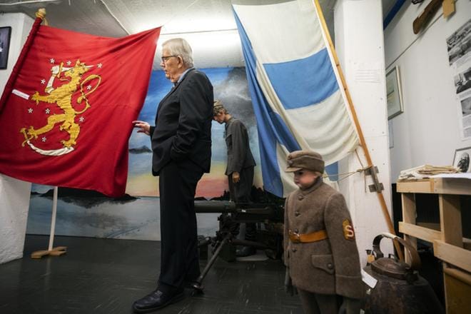 Keväällä 1918 kaksi kaskislaista naista ompeli punalipun yhden yön aikana seuraavana päivänä pidettäviä sisällissodan soturin hautajaisia varten. Suomella ei ollut vielä tuolloin vahvistettua valtiolippua, kertoo Ilkka Virtanen. KUVAT: JARNO PELLINEN