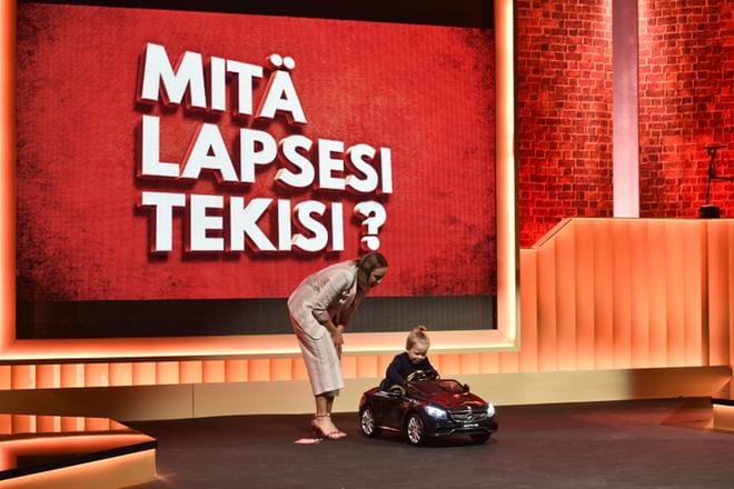 Finaalin lopuksi lapsi saa itse valita, minkä palkinnon haluaa. Legopaketin, etelän lomamatkan vai kenties oman pikku sähköauton? KUVA: Nelonen