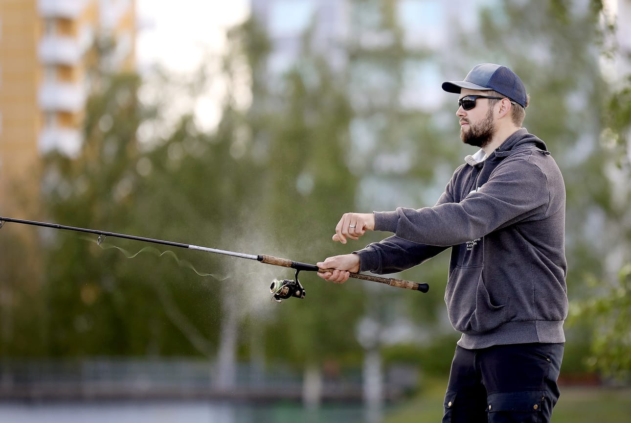 Juho Lehtola testaa omatekoista taimenvaappua Kuusisaaressa.