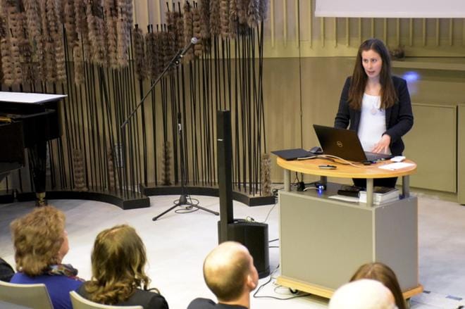 Tutkija Anna Laiho kertoi, että Pietarsaari menettää muuttotappion myötä lähes miljoona euroa vuodessa. Sen verran enemmän poismuuttajat tienaavat tulijoihin verrattuna. KUVA: PENTTI HÖRI