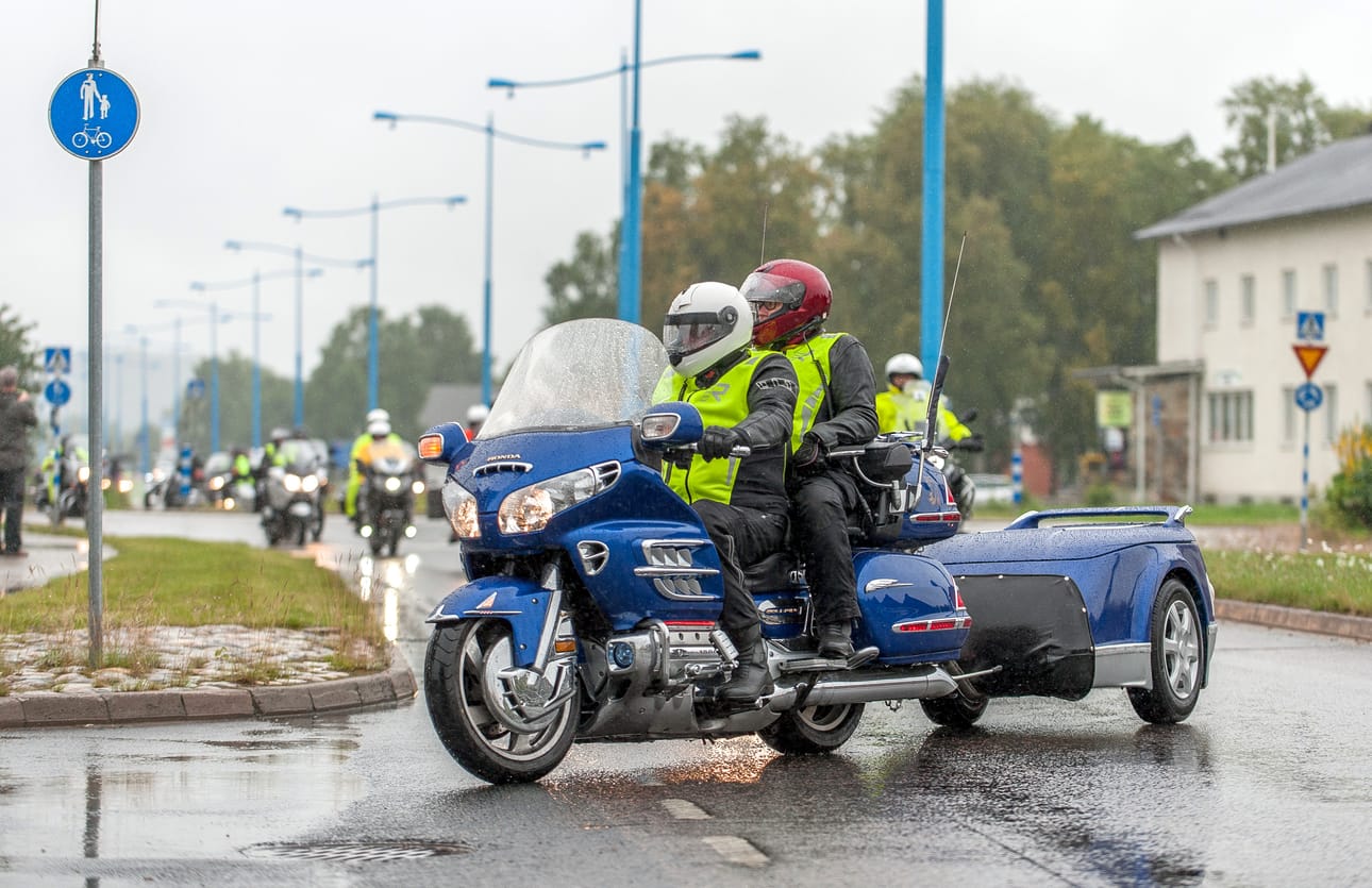 Jänkhällä jytisee -tapahtuma veti Saariselälle noin 2500 motoristia. Moottoripyöräilijät kävivät lauantaina esittäytymässä Ivalon keskustassa.