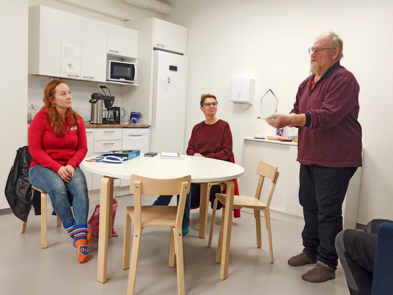 Ähtärin Urheiluautoilijoiden puheenjohtaja Markku Petäinen iloitsi kunnianosoituksesta maanantaina pidetyssä kisakokouksessa, jonka alussa huomioitiin myös vuoden aikana ansioituneita seuralaisia.