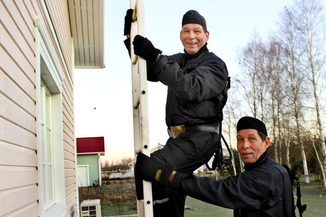Ei ihme, että Juhani (ylempänä) ja Seppo Kivimäen asiakkaat sekoittavat miehet jatkuvasti. Kuva Virpi Kupiainen-Ämmälä