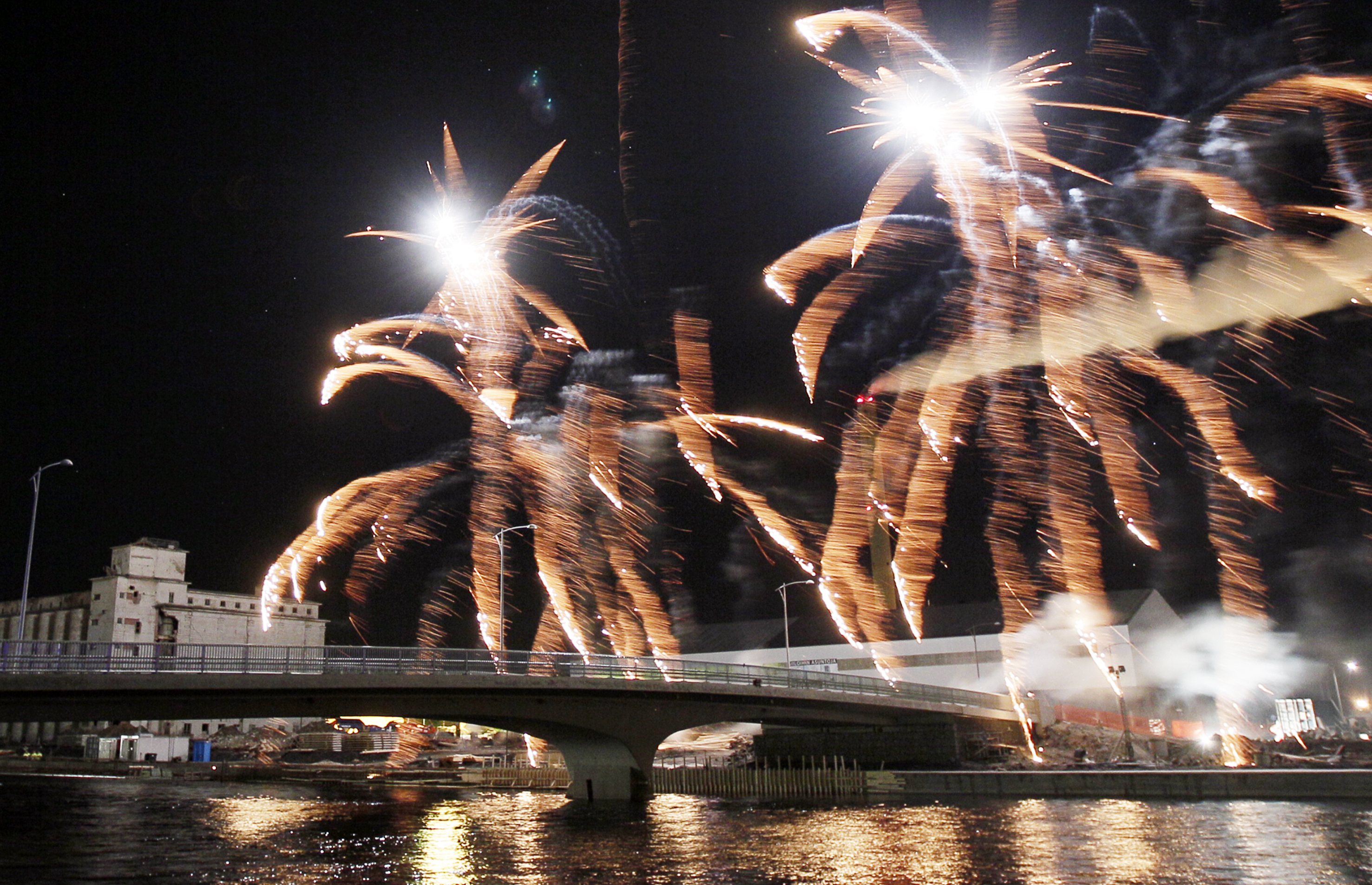 Silta avattiin ilotulituksella torstai-iltana.
