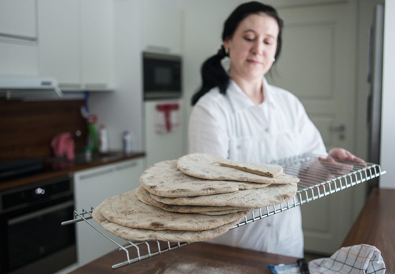 Kaikki rieskat, jotka Paula Tuovila on ehtinyt leipoa, ovat menneet kaupaksi.