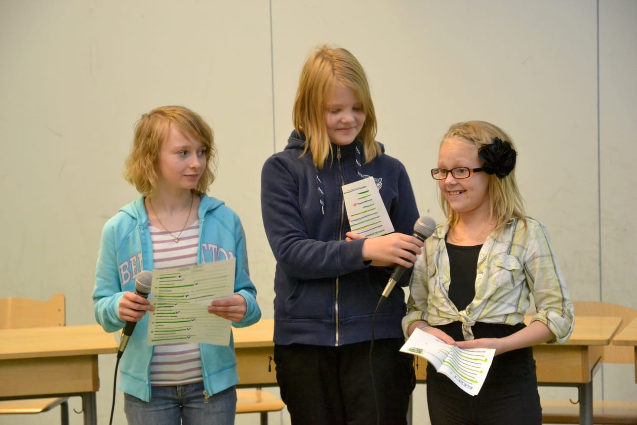Viivi Hyrkäs, Jenni Impiö ja Ella Rontti esittivät pitkän listan siitä, mitä kaikkea hyvää oma kyläkoulu antaa lapsille.
