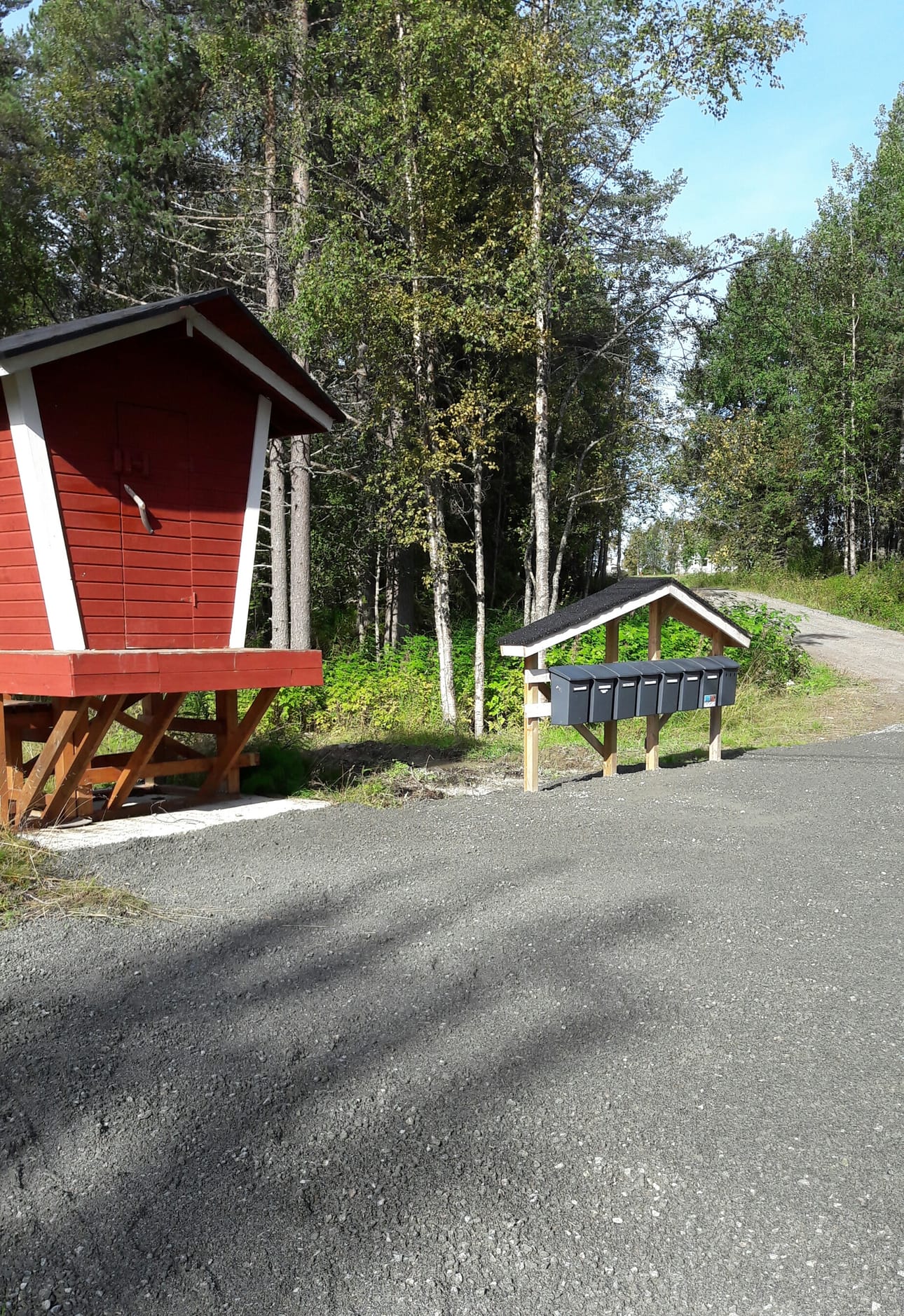 Maitolaituri ja postilaatikot ojennuksessa