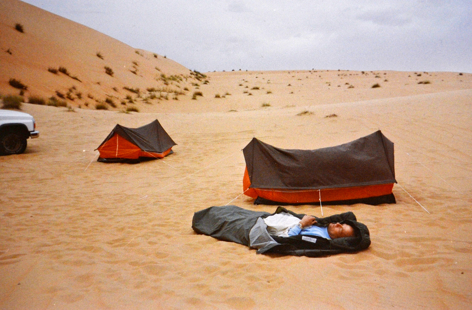 Telttamajoitus on Karhumaalle tuttu juttu. Arabiemiraatit 1990.