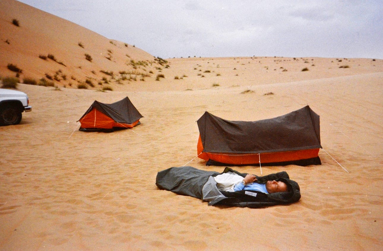 Telttamajoitus on Karhumaalle tuttu juttu. Arabiemiraatit 1990.