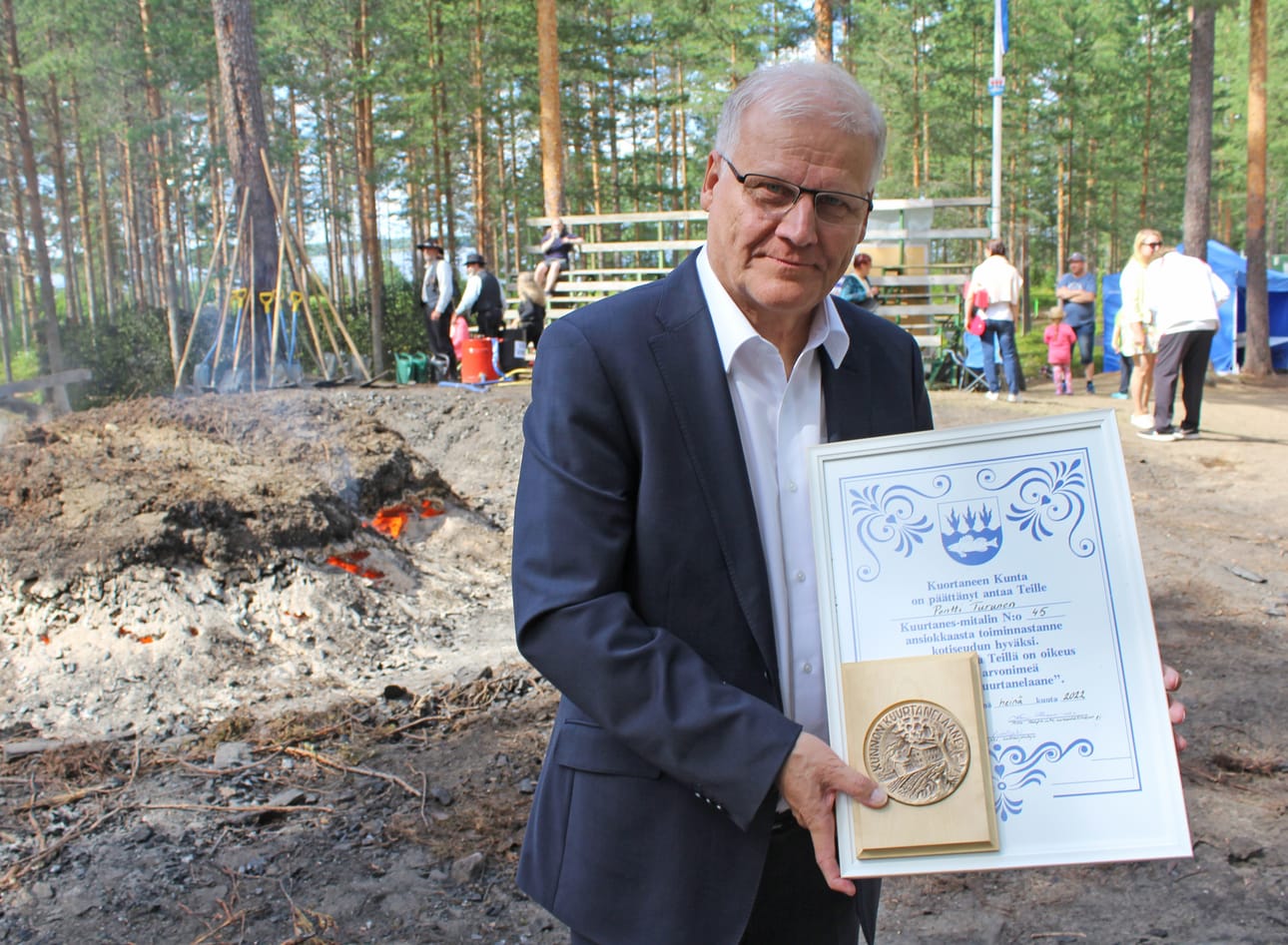 Puolitoista vuotta sitten kunnanjohtajan virasta eläkkeelle jäänyt Pentti Turunen on tämän vuoden Kunnon kuurtanelaanen. Tunnustus julkistettiin Kuurtanes-päivän juhlassa, Aholankankaan hiipuvan tervahaudan äärellä.