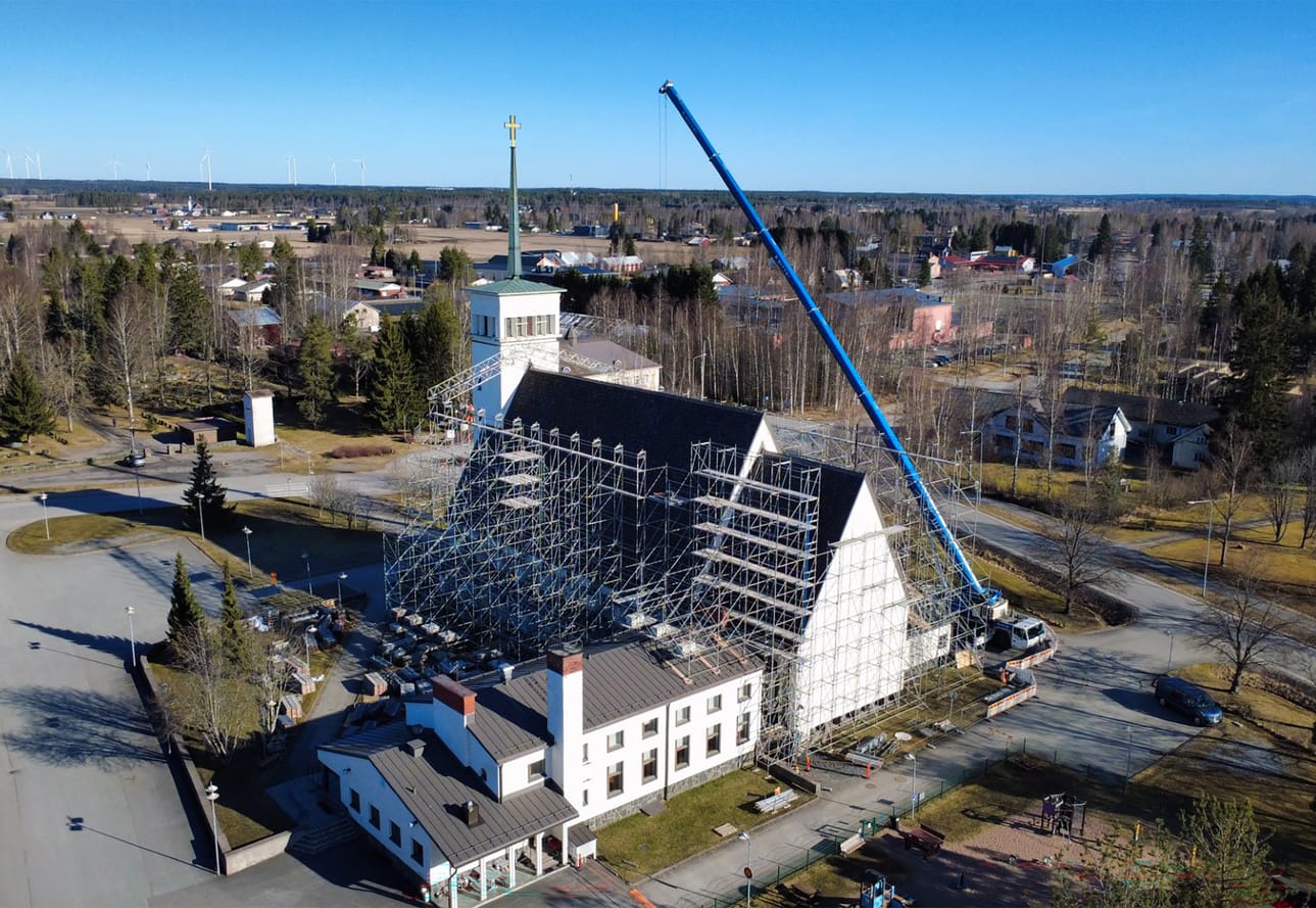 Teuvan kirkko on tunnettu Tove Janssonin maalaamasta alttaritaulusta. Kirkon sisätilaremontti valmistui vuonna 2020. Nyt peruskorjataan tiilikatto.