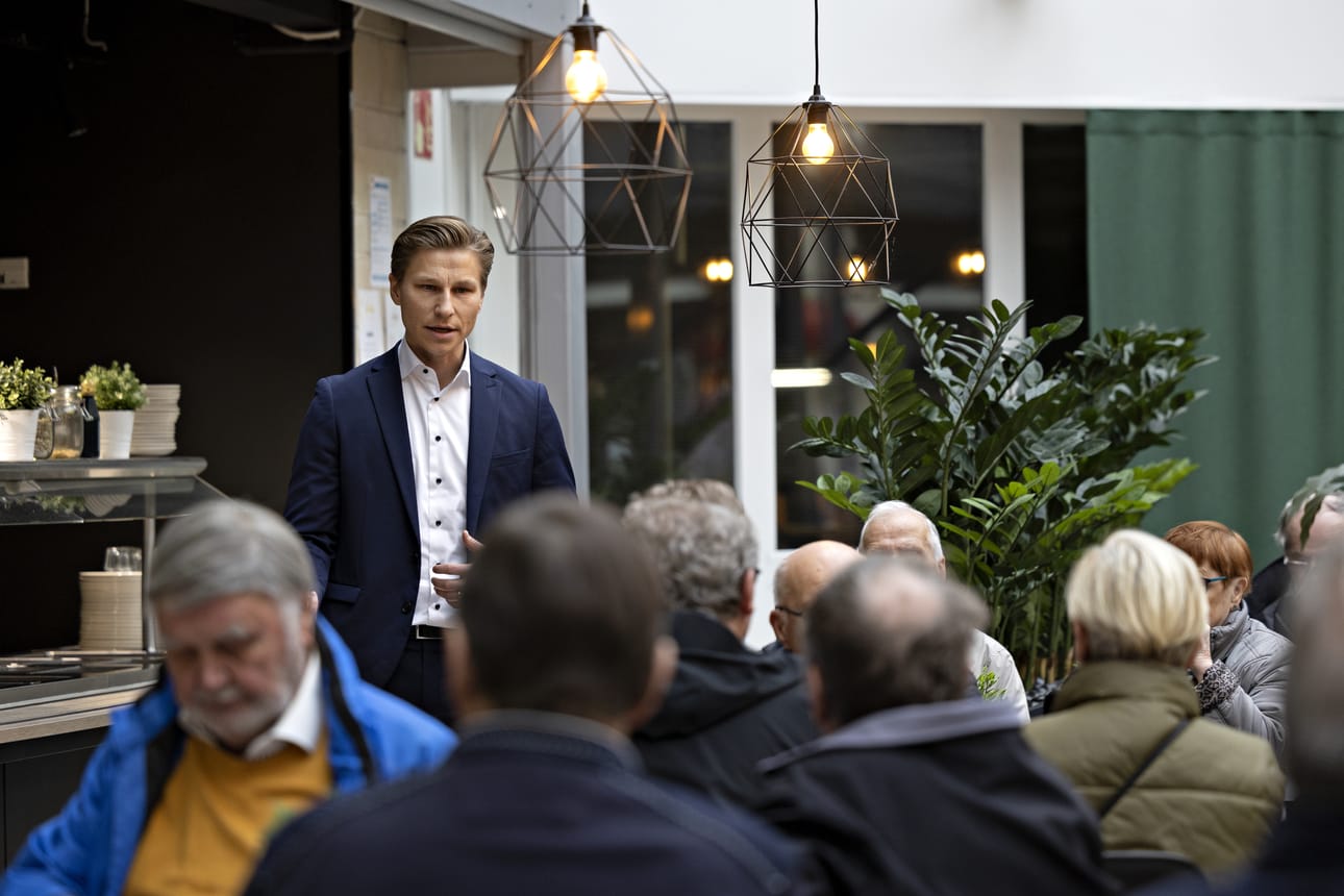 Puolustusvaliokunnan puheenjohtaja Antti Häkkänen (kok.) vieraili lauantaina Seinäjoen Torikeskuksessa.