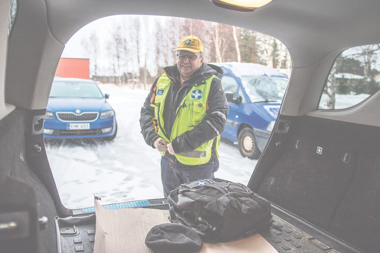 Jos hälytys tulee kesken työpäivän, löytää Tauno Bräysy varusteet oman autonsa peräkontista.