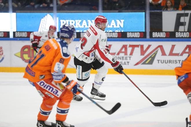 Sportin Brody Sutter ei päässyt kunnon maalipaikoille Tapparaa vastaan lauantaina. Kuvassa edessä Tapparan Juhani Jasu.KUVA: ERIIKA AHOPELTO / AAMULEHTI