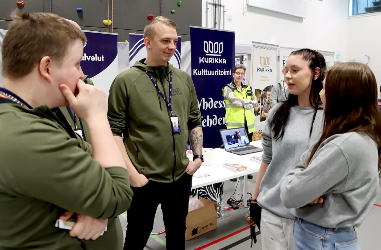 Kurikan nuoriso-ohjaaja Oskari Viitakangas ja Jurvan nuoriso-ohjaaja Niko Kuru juttelivat kaupungin työpaikoista Viivi Ruutiaisen ja Milja Hakamaan kanssa.