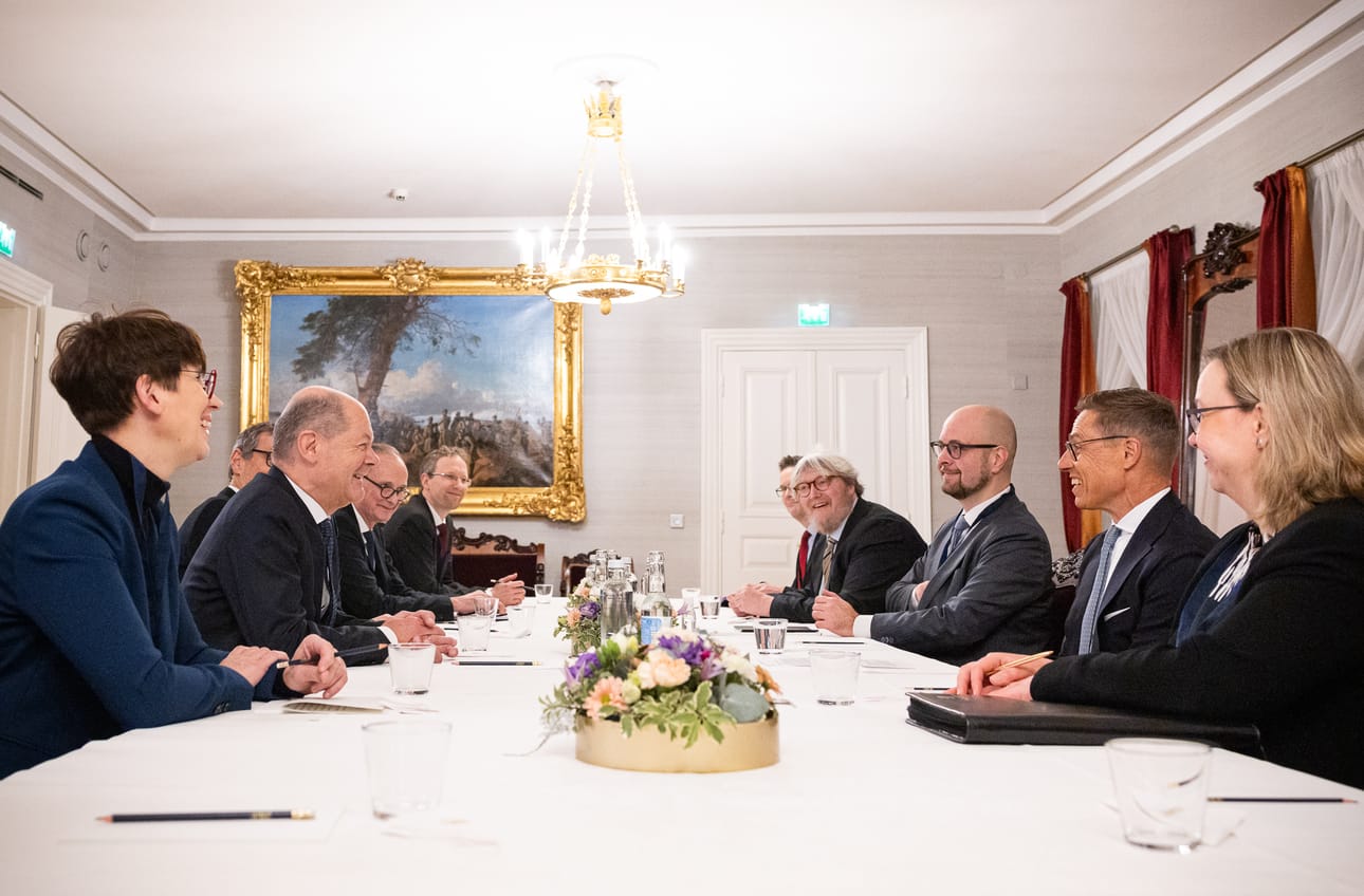 Itämeren alueen huippukokouksessa presidentti Alexander Stubbin vieraana oli mittava joukko valtionjohtajia, kuten Saksan liittokansleri Olaf Scholz Stubbin vastapäätä. Kuva: Matti Porre / Tasavallan presidentin kanslia