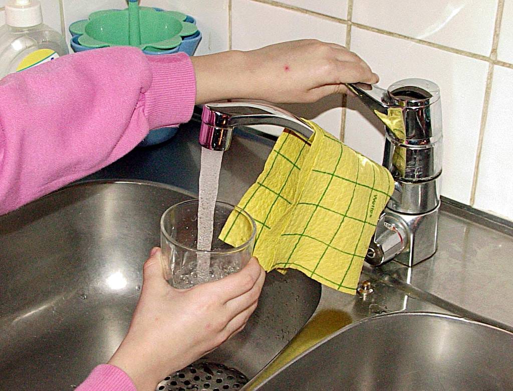 Vesimaksut nousevat Oulussa ensi vuoden alusta. Puhtaan veden hintaan tulee kahdeksan senttiä kuutiolta ja jätevesikuution hintaan 10 senttiä.