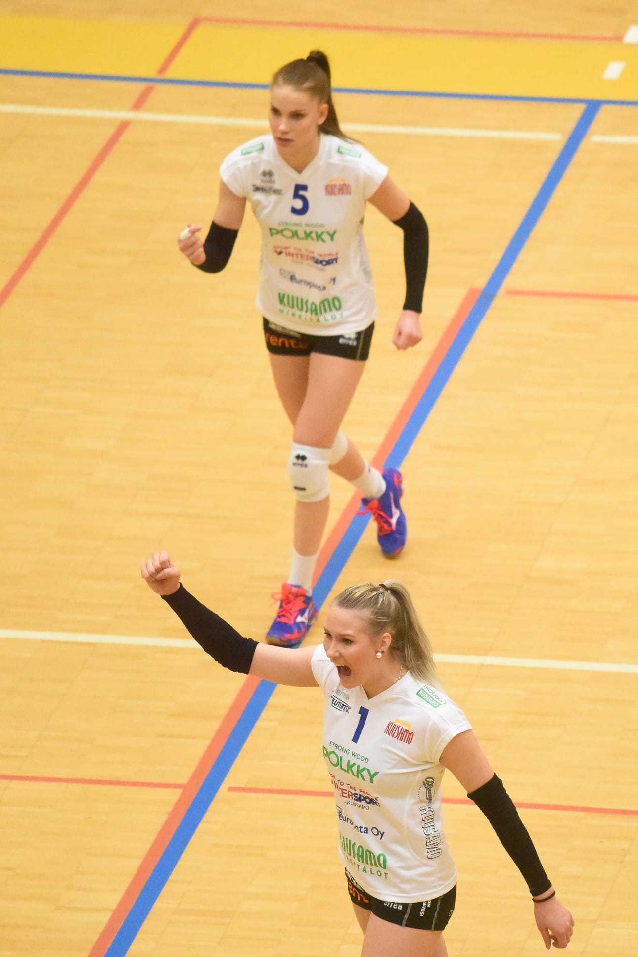 Lotta Piesanen (ylh.) ja Iida Paananen pelaavat maajoukkueen mukana.