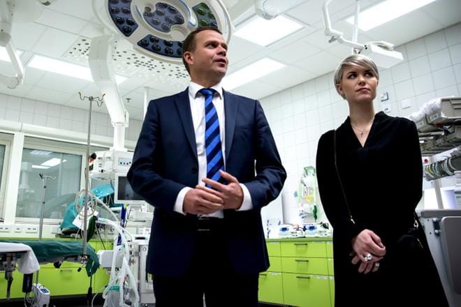 Susanna Koski (kok.) vieraili tammikuussa yhdessä puoluejohtaja Petteri Orpon kanssa Vaasan keskussairaalassa, joka nousi oudon suureen asemaan Kosken uralla. Kuva: Kalle Lydman
