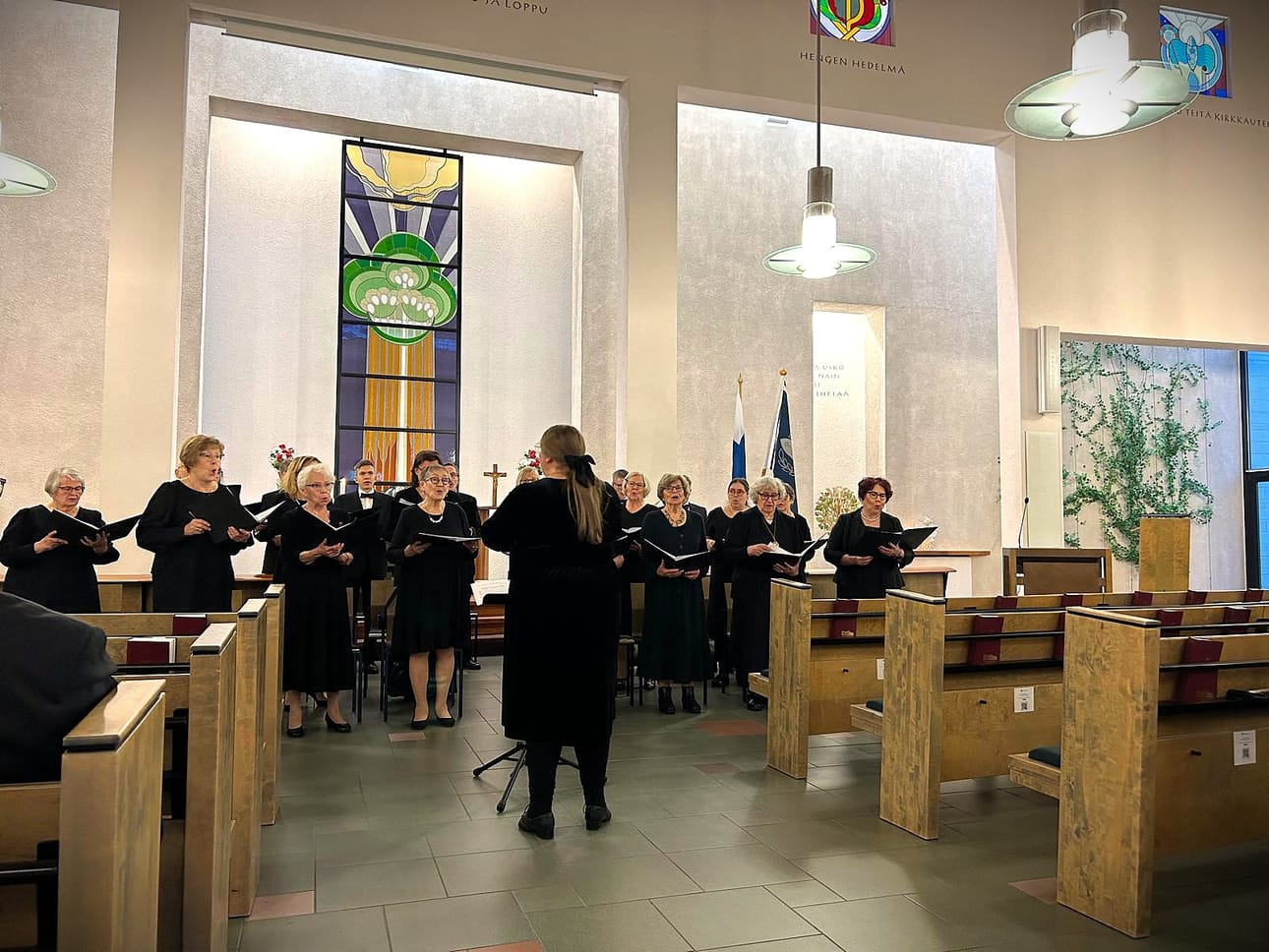 Kempeleen kirkkokuoro juhlisti sunnuntaina 80-vuotista taivaltaan juhlakonsertissa Kempeleen Pyhän Kolminaisuuden kirkossa. Kuoron ensimmäinen johtaja oli kanttori Toivo Koponen. Sen jälkeen puikoissa on ollut useita vetäjiä. Pisimpään, peräti 30 vuotta kuoroa johti Marja-Liisa Jääskeläinen. Nykyisin sitä johtaa kanttori Leena Rautakoski. Juhlakonsertti keräsi kirkkoon noin 120 kuulijaa.