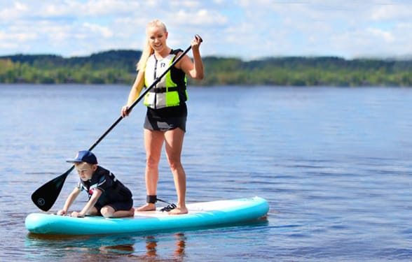 Ennätyslämmin alkukesä on innostanut suomalaiset suppailemaan. SUP-lautailussa yhdistyy hauskanpito, tehokas treeni ja yhteinen aika perheen ja ystävien kanssa.