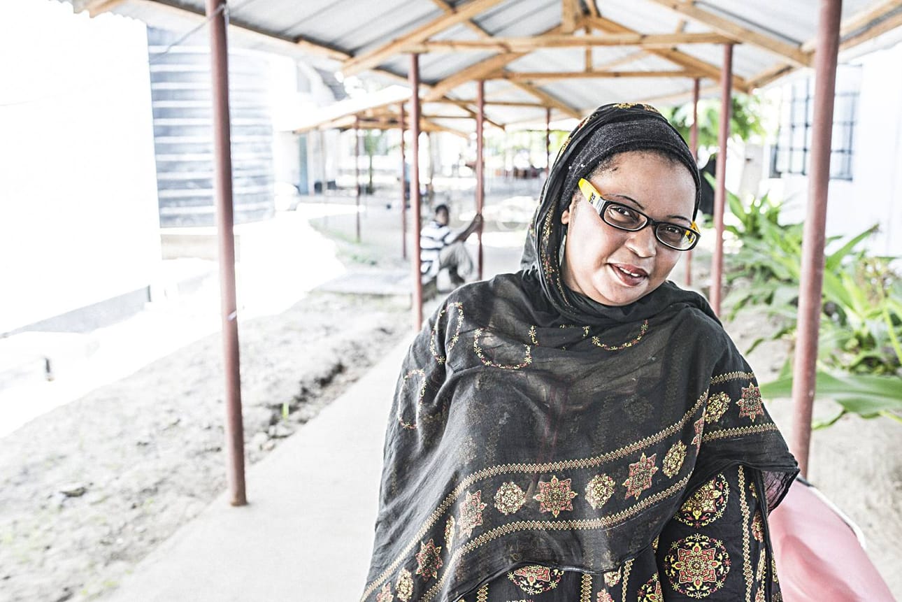 Nema Mohamedilla ei ole koskaan aiemmin ollut laseja. Lähelle hän näkee hyvin, mutta kaukonäkö on huono. Suomessa hän ei saisi ajaa autolla ilman laseja. Muutos on varmasti iso. Nyt hän näkee kulkea kylässä, Tervaniemi miettii.