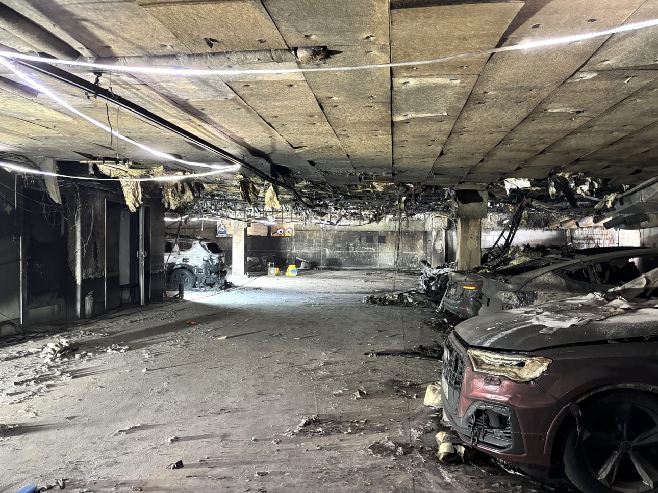 Sähköauton akku syttyi palamaan Tampereella 1. lokakuuta ja aiheutti miljoonavahingot kiinteistölle ja ajoneuvoille. Palo oli erittäin kuuma, ja savua muodostui paljon. Palo saatiin hallintaan noin tunnissa.