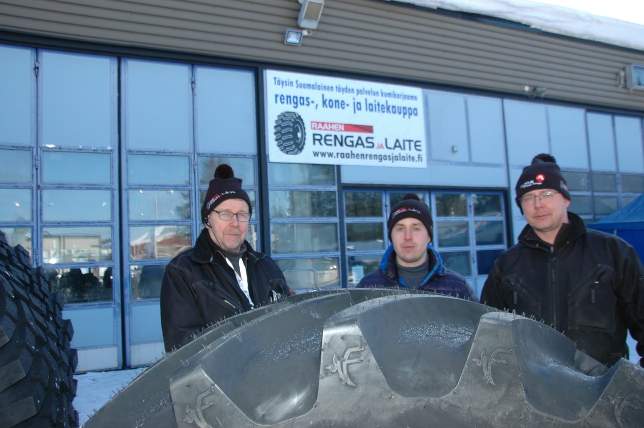 Raahen Rengas ja Laite toimii Sepäntiellä. Kuvassa Mauno Turunen (vas.), Joni Turunen ja Kuusamon toimipisteen vetäjä Miika Kellokumpu.
