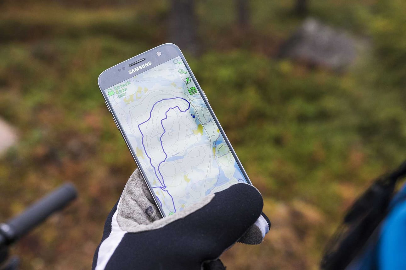 Kartta älypuhelimessa. Ilkka Vaara esittelee Mottimetsän lenkkiä älypuhelimestaan.