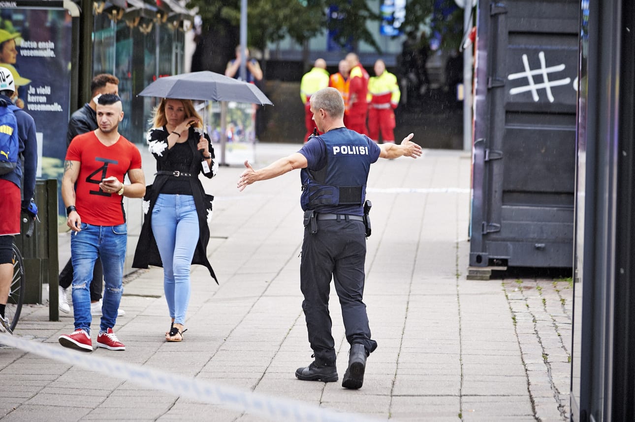 Poliisi estämässä sivullisten kulkua rikospaikalle Turussa 18. elokuuta 2017. Terrori-iskusta tuomittu puukottaja suorittaa parhaillaan elinkautista vankeutta. Lisäksi poliisi epäilee toista miestä osallisuudesta iskuun.