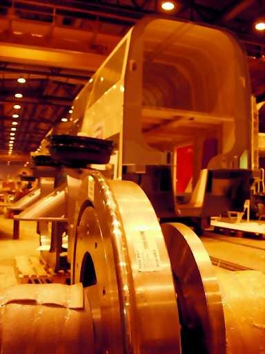 Omaa tuotantoa. Otanmäen tehtaalla jo melkein valmiina kaksikerroksisen junan prototyyppi. Talgo tähtää sillä tarjouskilpailuun pääkaupunkiseudun lähijunasta.