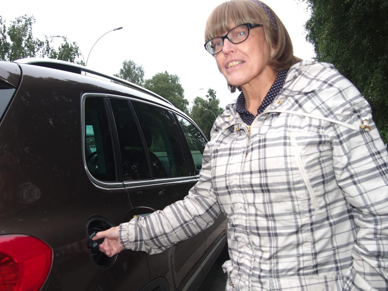 Leena Savolainen huomasi mittarin kuitista, että perheen diesel-Volkswageniin lorahtikin täysi tankillinen bensiiniä. Korjaamoreissulle kertyi hintaa 500 euroa, mutta pahimmilta vaurioilta vältyttiin.