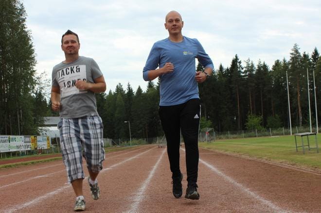 Kunnanjohtaja Juha Viitasaari (oikealla) ja liikuntasihteeri Janne Kujala kannustavat kansaa liikkumaan. KUVA: REIJO HEIKKILÄ
