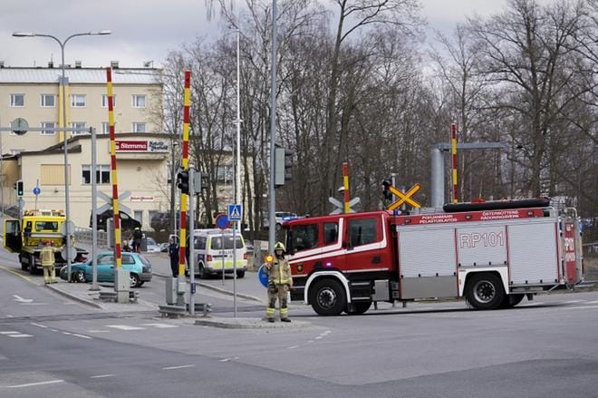 Henkilöauto kärsi vaurioita osuessaan pylvääseen Konepajankadulla. KUVA: SAMPPA TOIVONEN