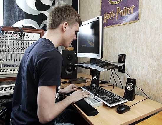 Vaikka näkövamma hankaloittaa tietokoneen käyttöä, se ei estä sitä. Veli-Pekka Tätilä käyttää ruudunlukuohjelman lisäksi pistenäyttöä, joka tulkitsee ruudun tekstin pistekirjoitukseksi.