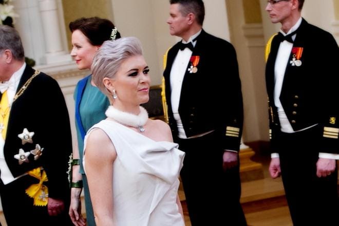 Kansanedustaja Susanna Kosken Linnan juhlien pukuvalinta herätti keskustelua. Poronnahkaisen mekon lisäksi Koskella oli minkkiturkista sisältävä koru. Kuva: Jaakko Elenius