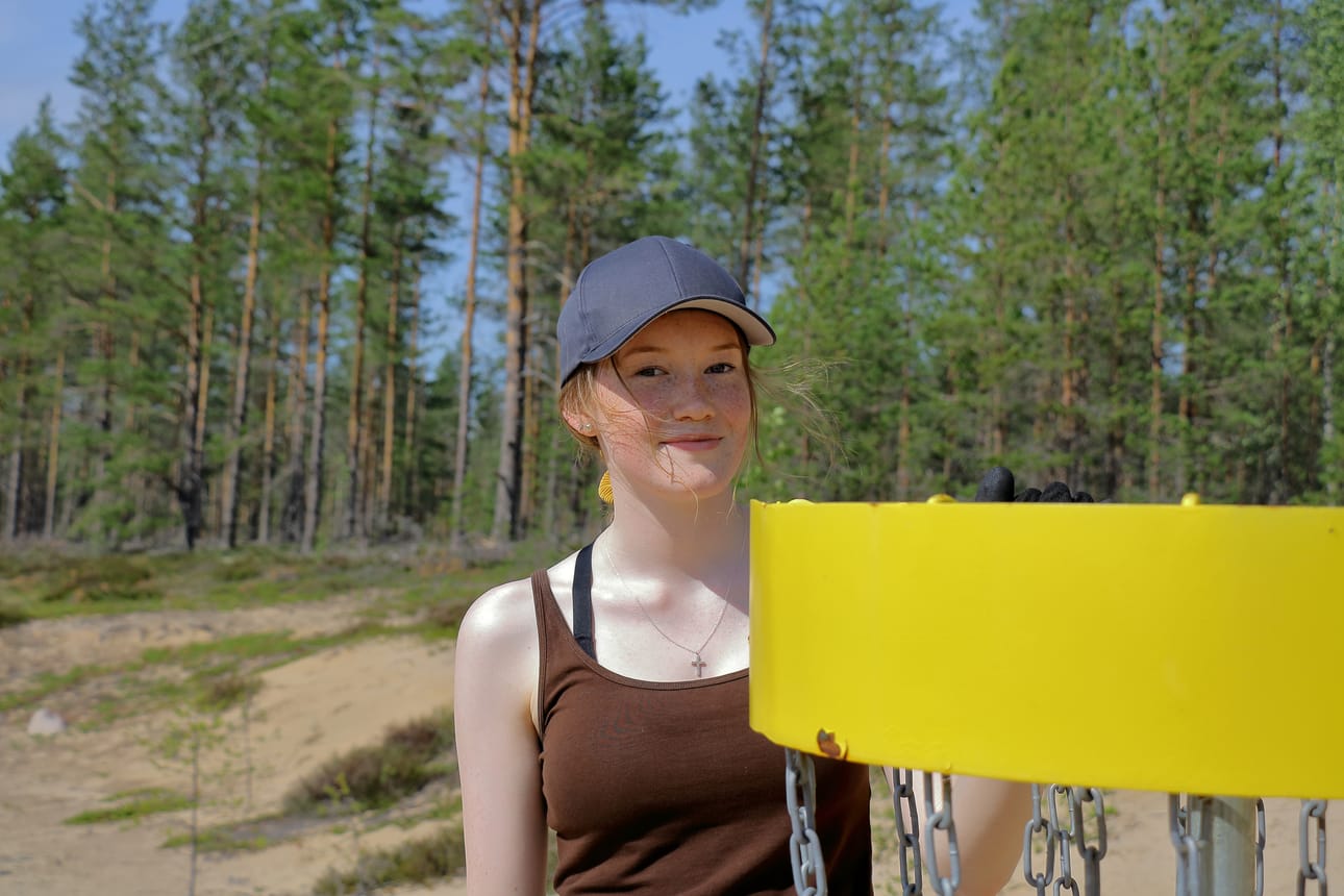 Iita Rankinen on ollut aktiivisesti mukana rakentamassa frisbeegolfrataa koko projektin ajan.