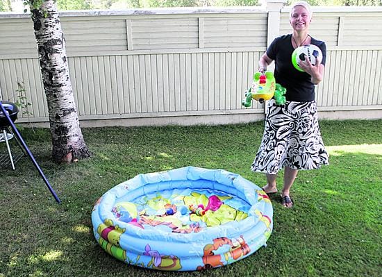Yksi- ja kolmevuotiaat muksut osaavat laittaa leikkikalut paikoilleen - ainakin periaatteessa, tuumii poikiensa temmellysten jälkiä korjaava Annukka Lantto.