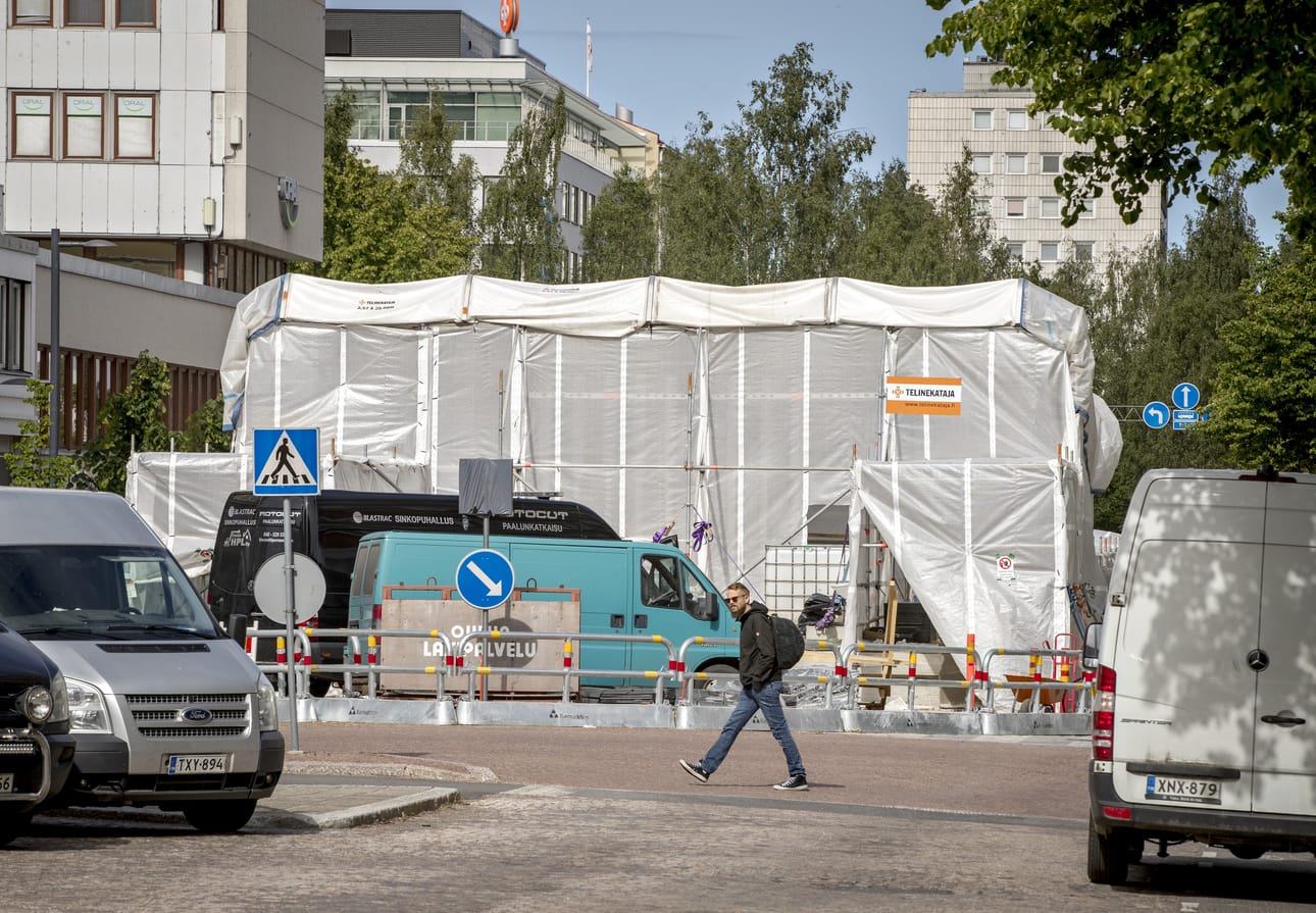 Hallituskadun vesitaideteos on hupun alla laattatöiden takia. Remontin tulisi valmistua elokuun aikana.