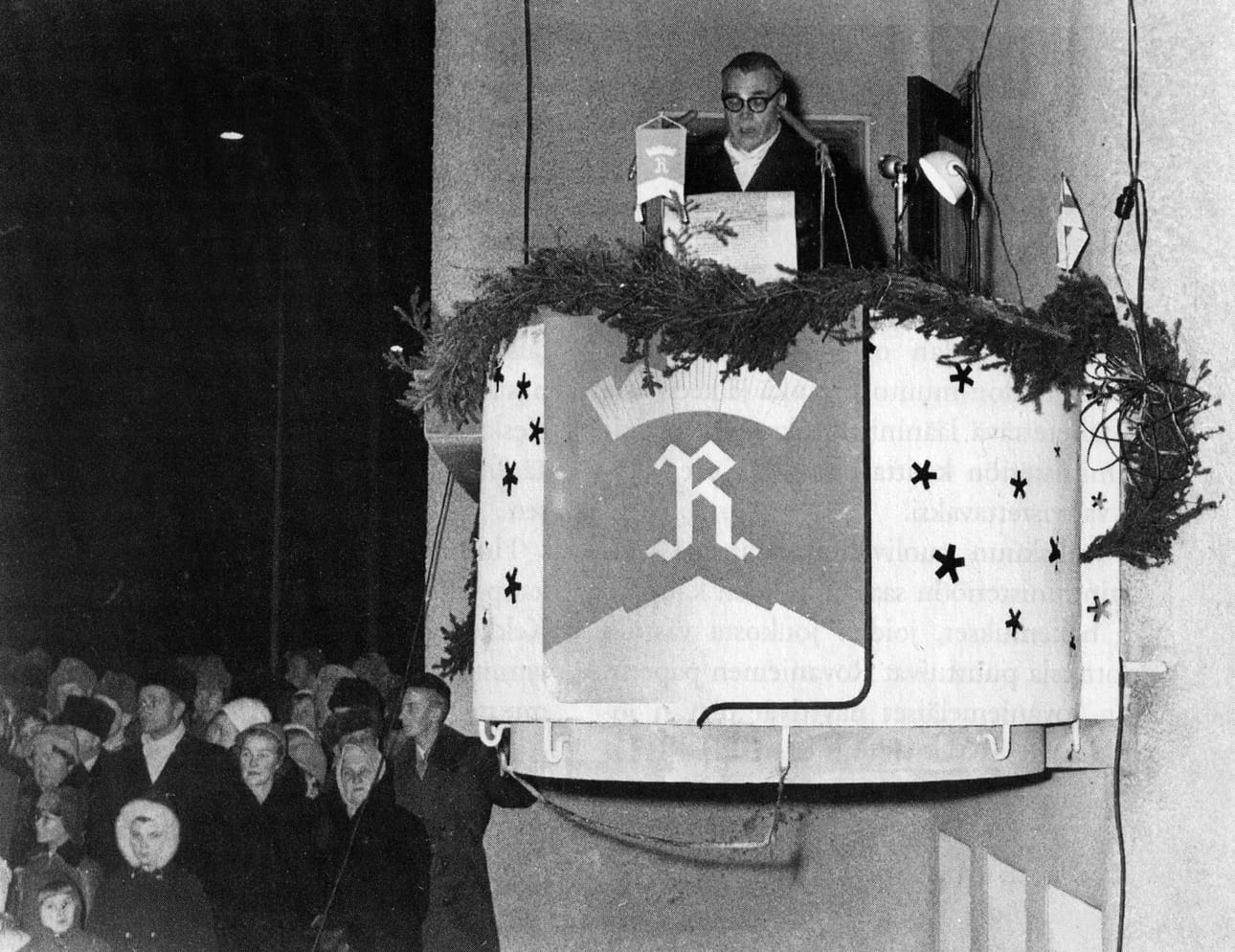 Rovaniemestä tuli kaupunki 1.1.1960. Lauri Kaijalainen luki kaupungin perustamiskirjan kaupungintalon parvekkeelta.