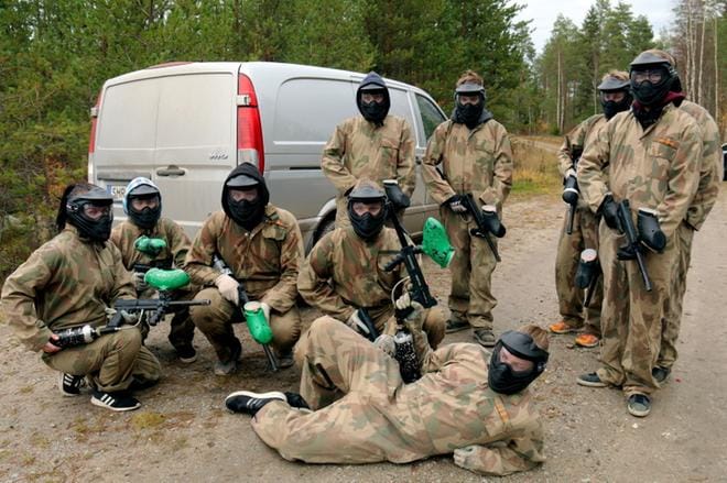Kauhavan ja Kortesjärven nuorisotilojen joukkueet ampaisivat maastoon ensimmäisinä. Alahärmäläiset hioivat sillä aikaa pelitaktiikkaansa ja popsivat pitsaa. KUVAT: ANU NAHKALA