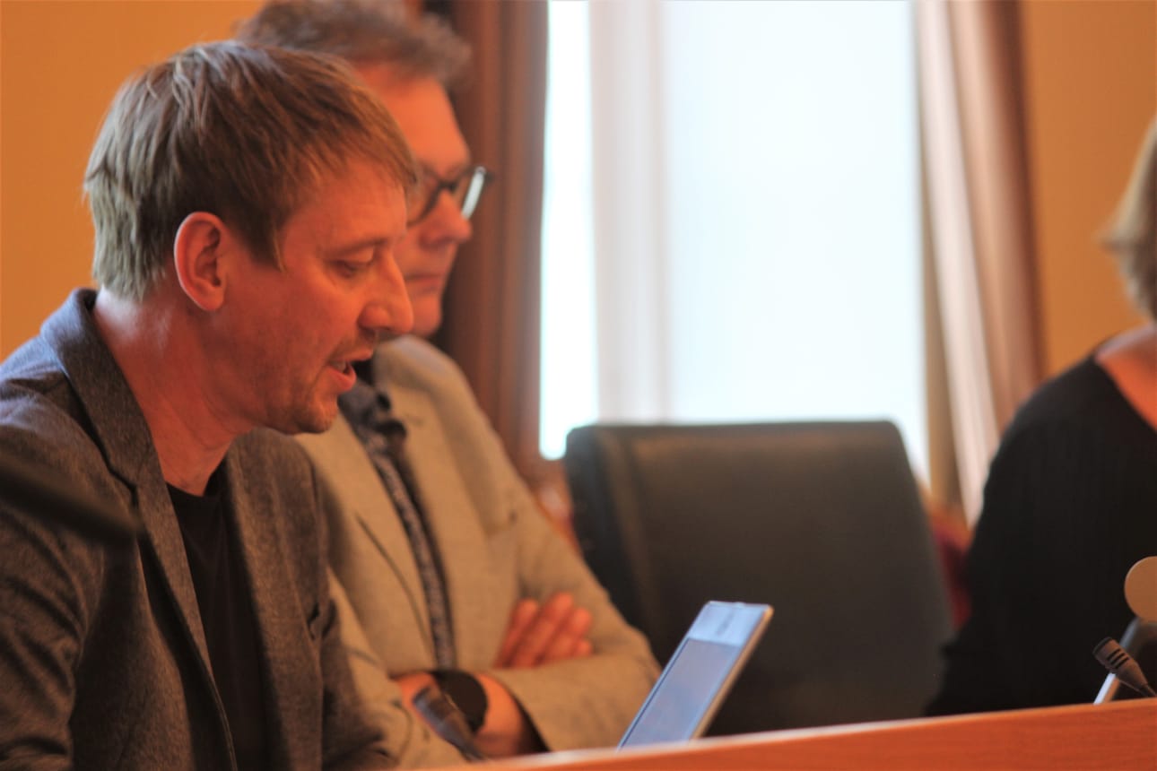 Peter Grannas (r.) alkoi johtaa valtuustoa heti luottamustehtävään nimeämisensä jälkeen.