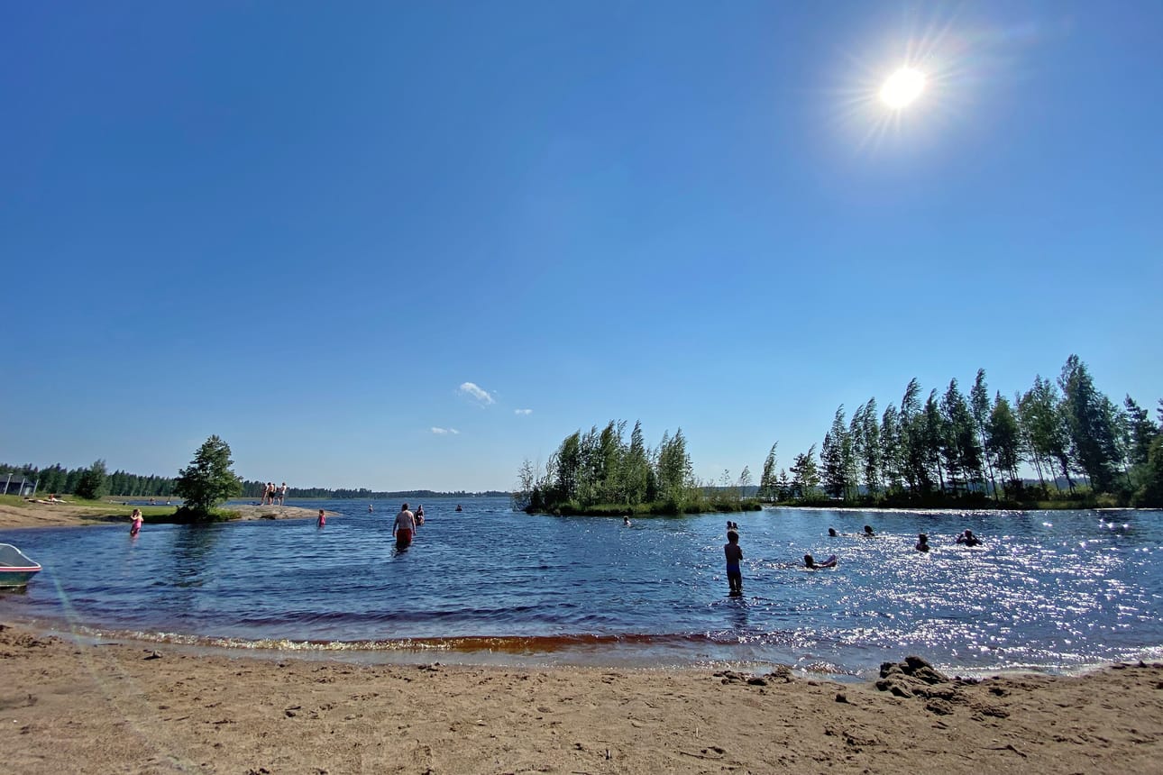 Maanantaina iltapäivällä Seilanti ei vielä koskettanut uimarantaa. Myöhemmin saari ajautui rantaan kiinni. Lukijan kuva.