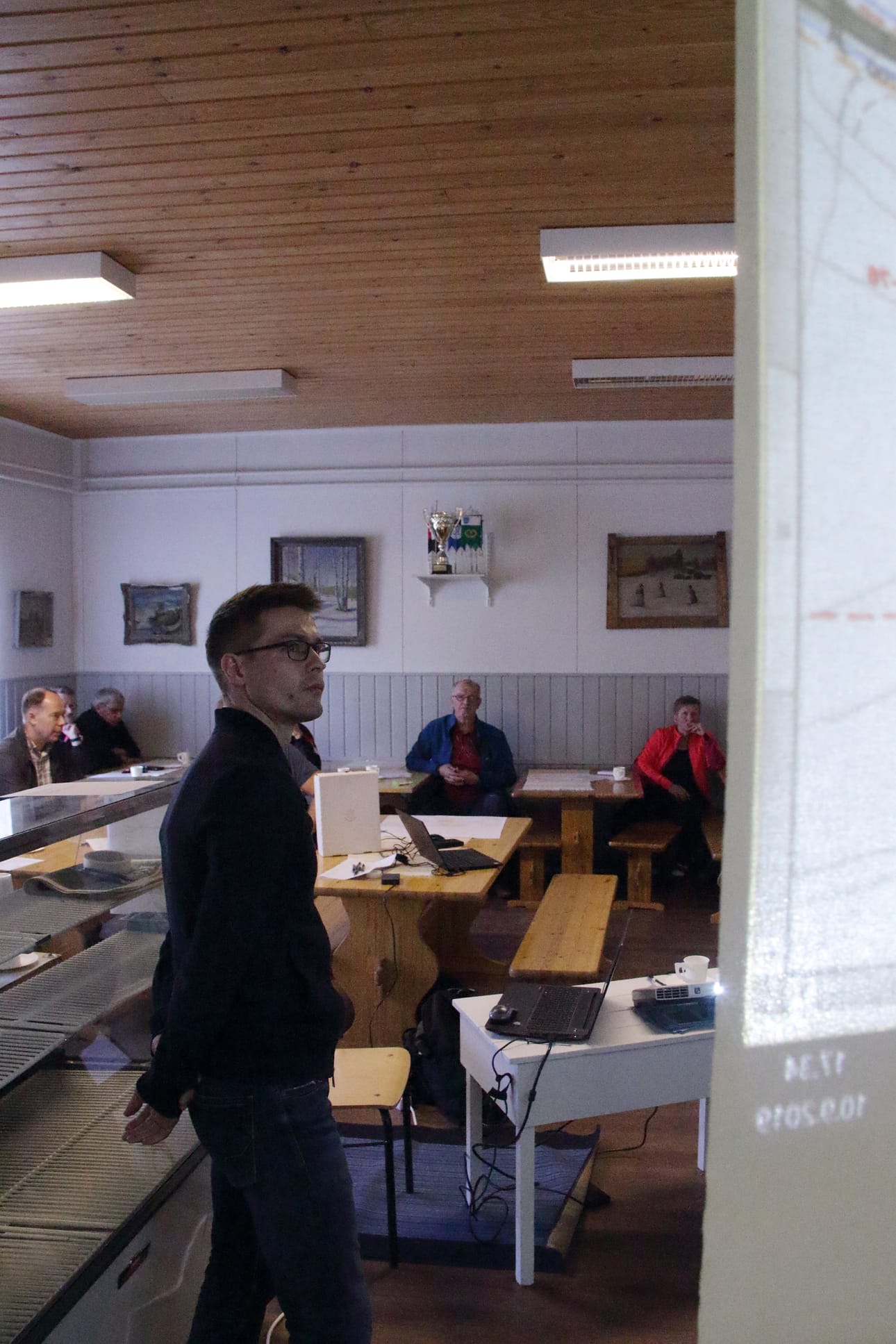 Kevyen liikenteen väylää koskeva yleisötilaisuus pidettiin Petäjäskosken nuorisoseuralla tiistaina. Suunnittelussa otetaan Ville Nikkisen mukaan huomioon samalla aluella kulkevan ulkoilureitin sijainti. Se siirretään valaistuksineen.